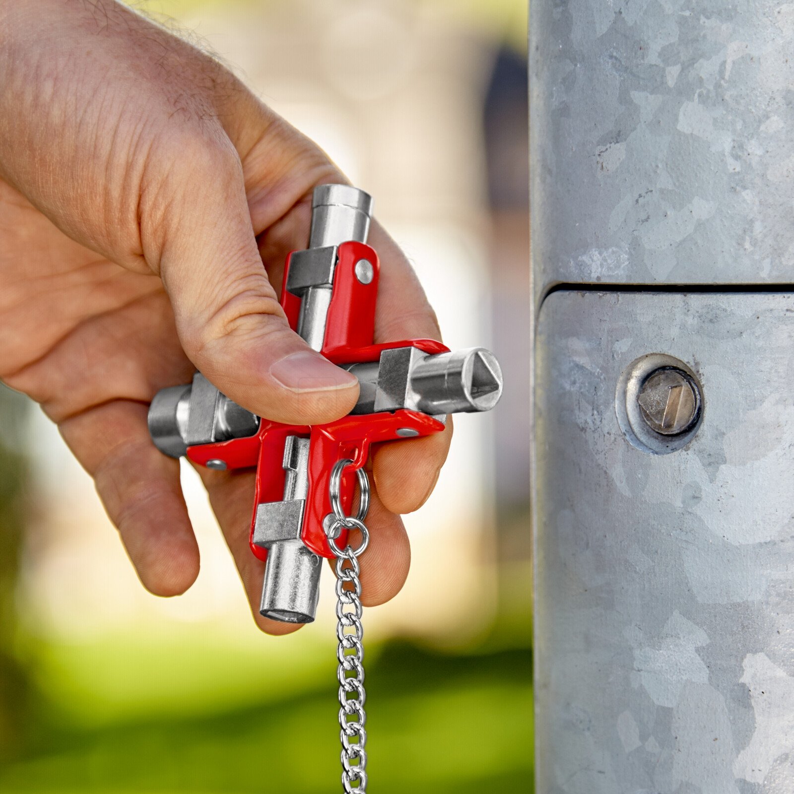 Pildil on käsi, mis hoiab Knipex universaalset võtit, mida kasutatakse standardsete kappide ja väljalülitussüsteemide...