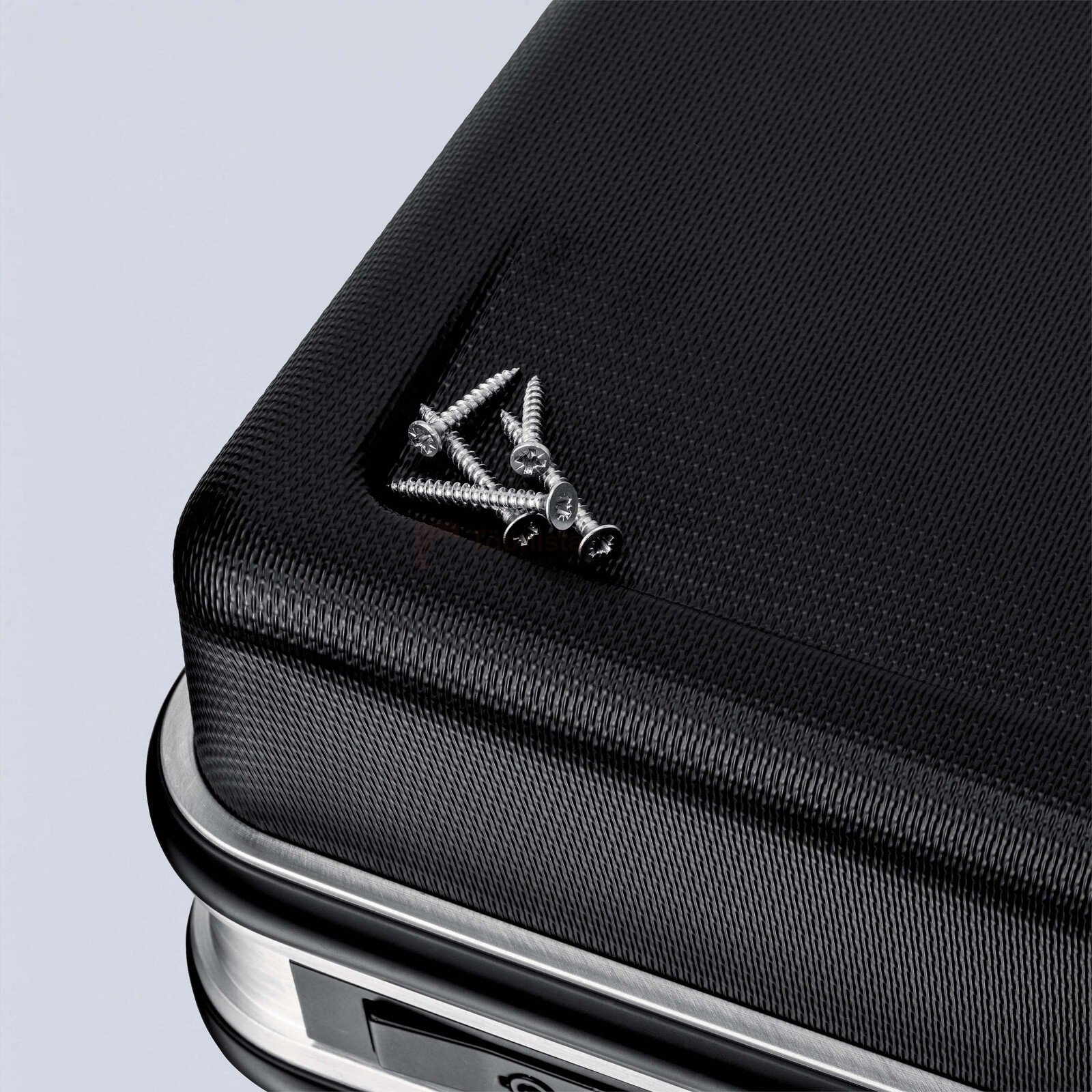 Pildil on must KNIPEX tööriistakohver „Basic“, mille peal on näha mitu kruvi.