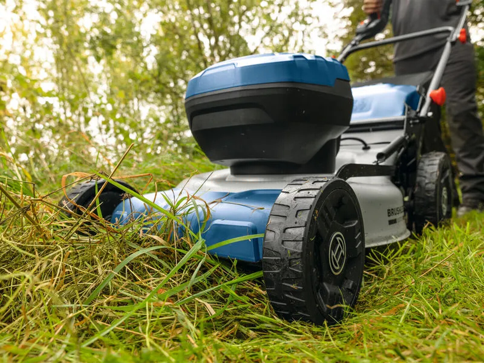 Pildil on Bosch akumuruniiduk GRA 18V2-46 SP, mis on parajasti rohtu niitmas.