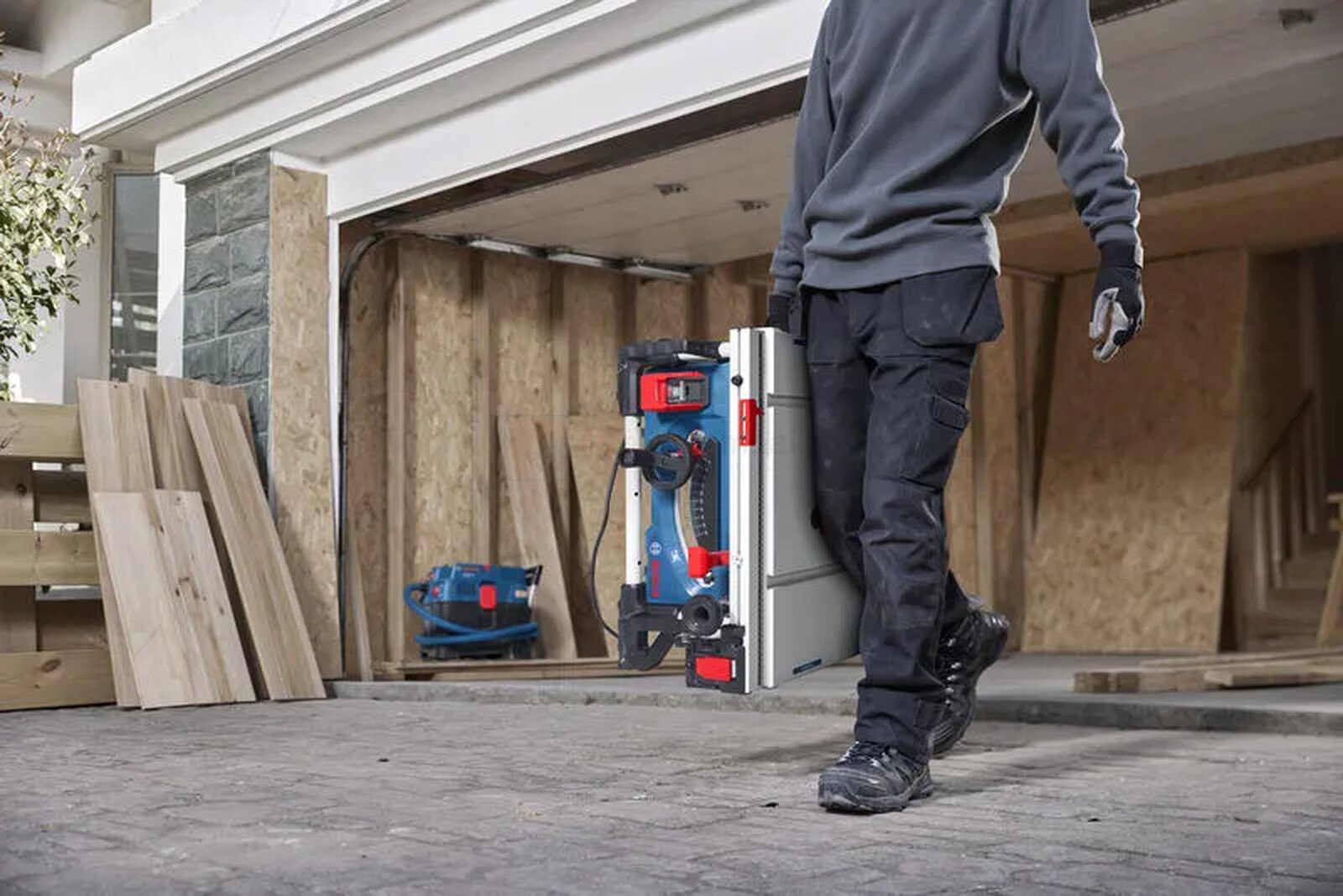 Pildil kannab mees Bosch GTS 70-216 saepinki, mis on kokkupandud ja valmis transportimiseks.