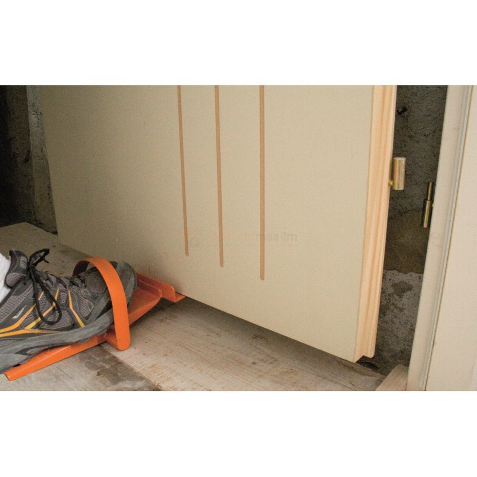 Pildil on näha, kuidas Edma kipsplaadi positsioneerimise jalaga tõstetakse ja paigutatakse uks.