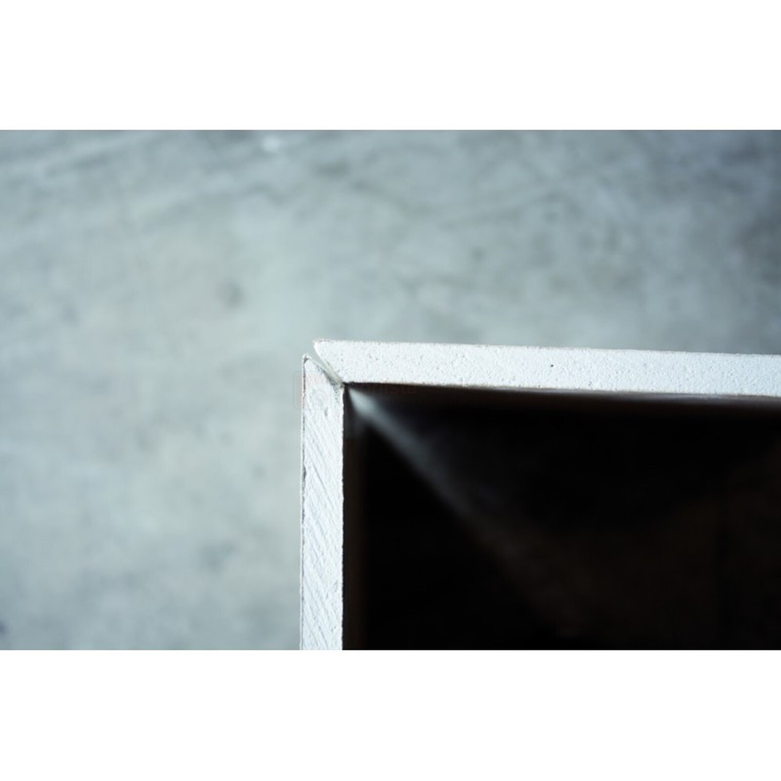 Pildil on näha Edma kipsplaadi serva faasimise höövli Rap Plac nurk, mis on suunatud vastu halli tausta.