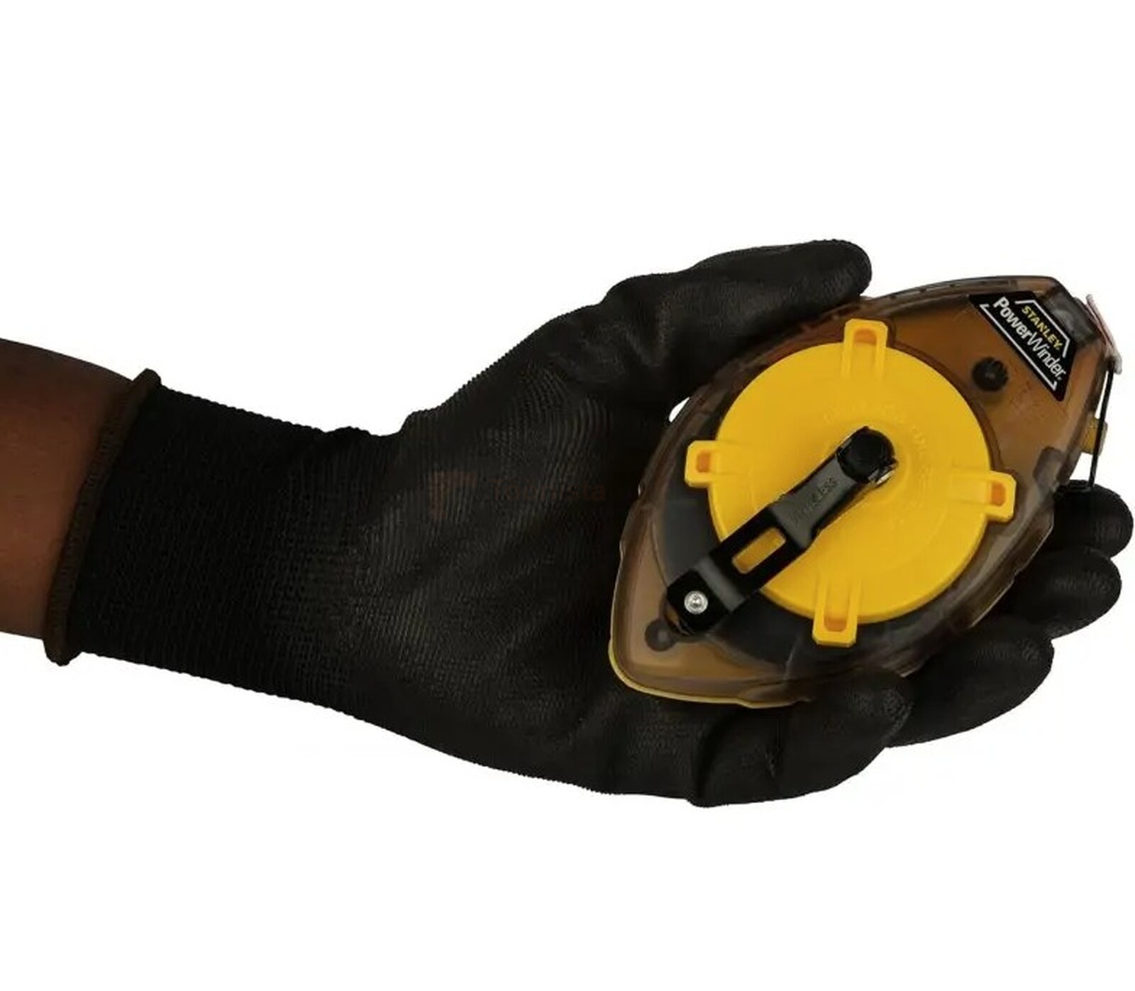 Pildil on musta kindaga käsi, mis hoiab Stanley PowerWinder 30 m märkenööri koos täite ja nööriloodiga.