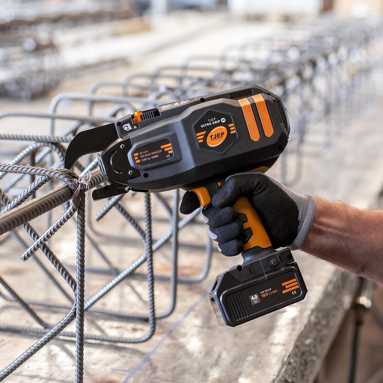 Pildil on näha, kuidas inimene kasutab TJEP akuarmatuurisidujat ULTRA GRIP 40, et siduda armatuurrauda.