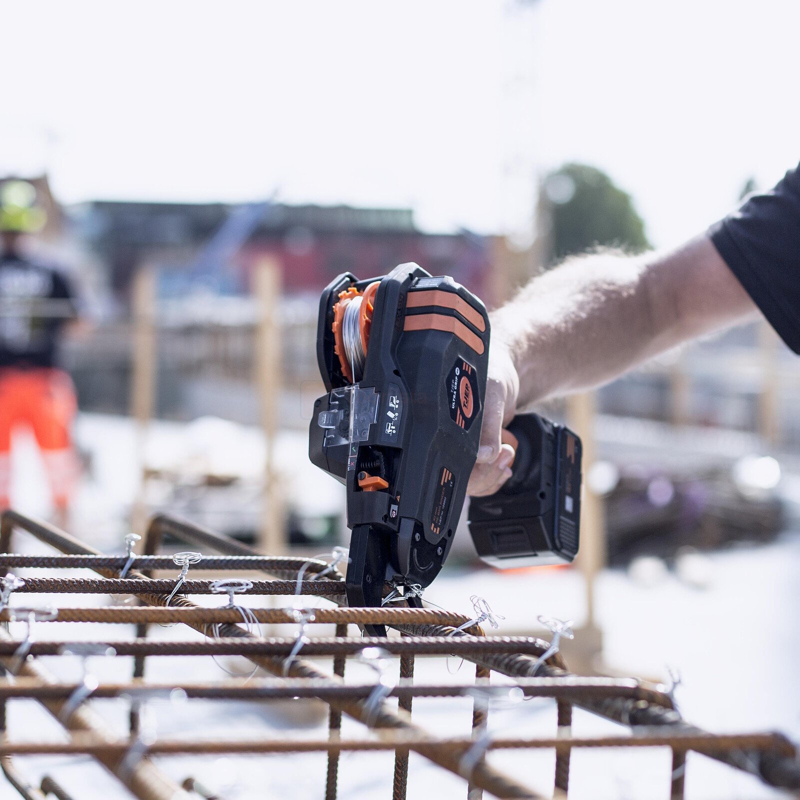 Pildil on näha, kuidas ehitaja kasutab TJEP akuarmatuurisidujat ULTRA GRIP 40 armatuuri sidumiseks.