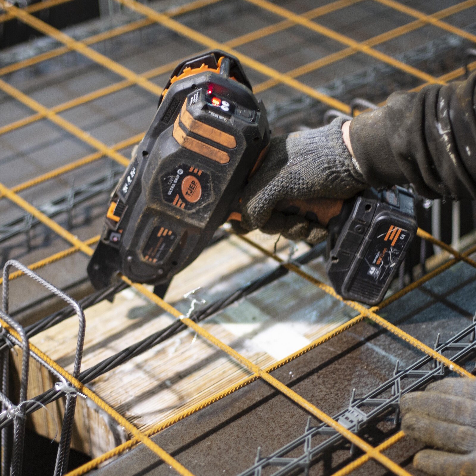 Pildil on näha, kuidas ehitaja kasutab TJEP akuarmatuurisiduja ULTRA GRIP 40-t armatuuri sidumiseks.