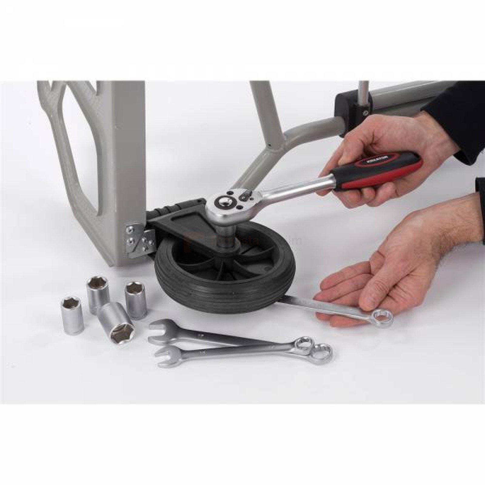 Pildil on näha, kuidas kasutatakse Kreator 89-osalise tööriistakomplekti osi, et parandada või hooldada ratast.