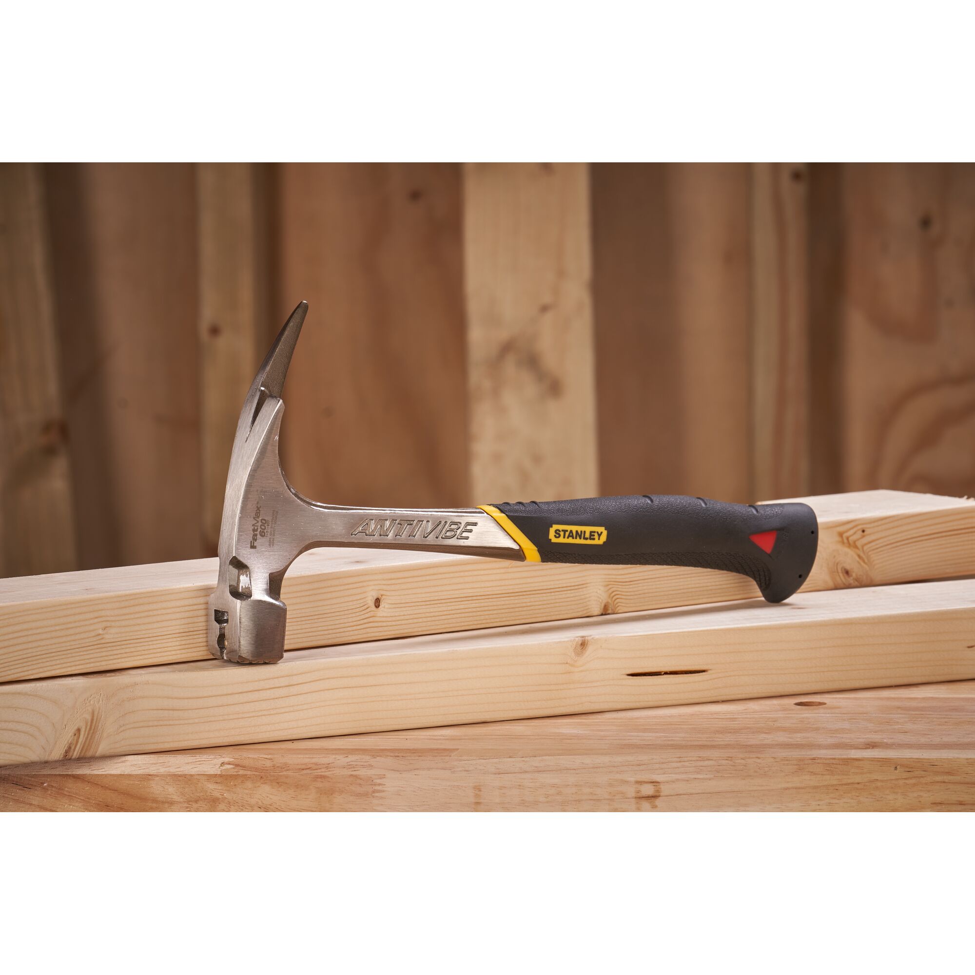 Pildil on Stanley puusepahaamer Fatmax Antivibe 600 g, mis on asetatud puitpindadele.