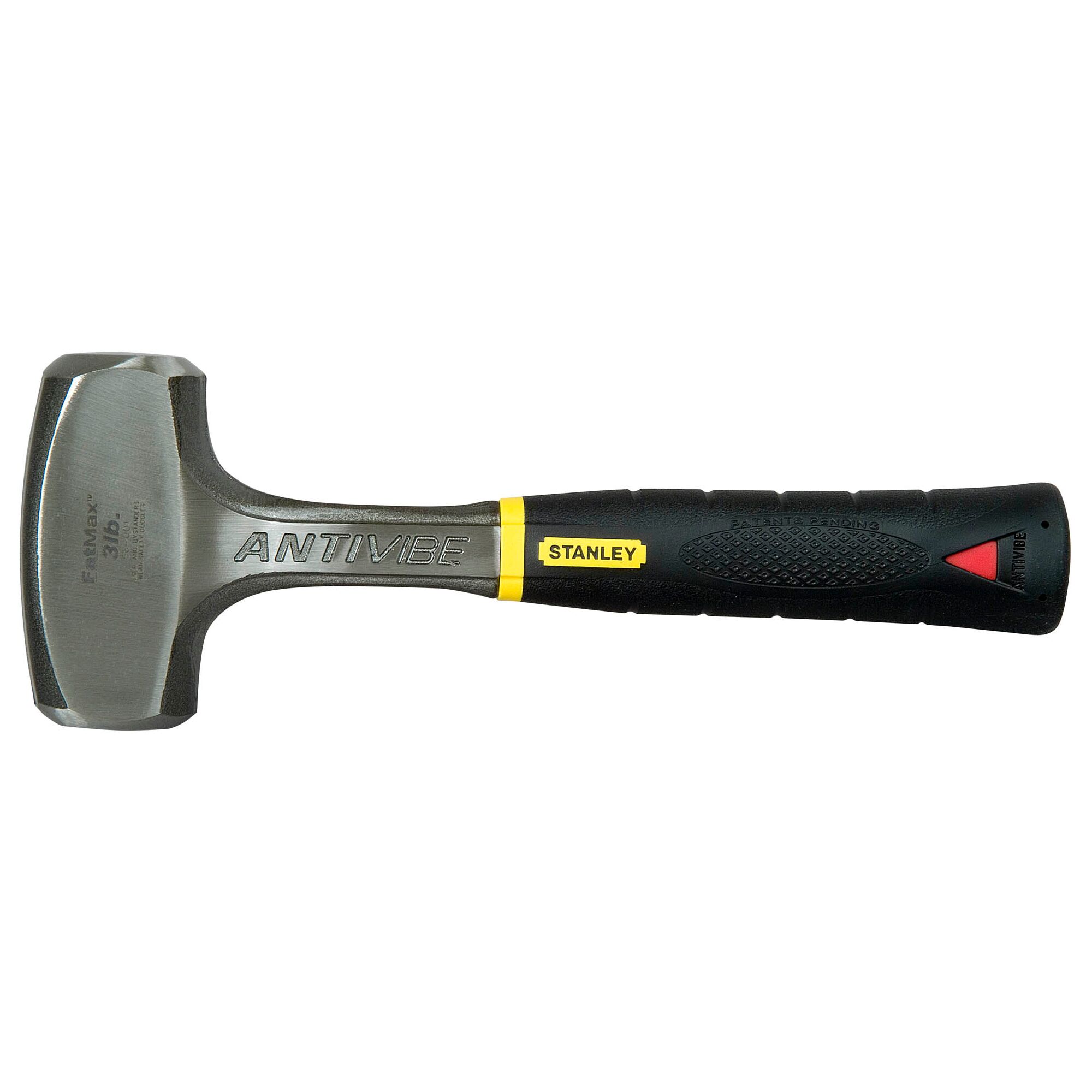 Pildil on musta käepidemega Stanley sepahaamer, millel on kollane detail, ja haamripea.