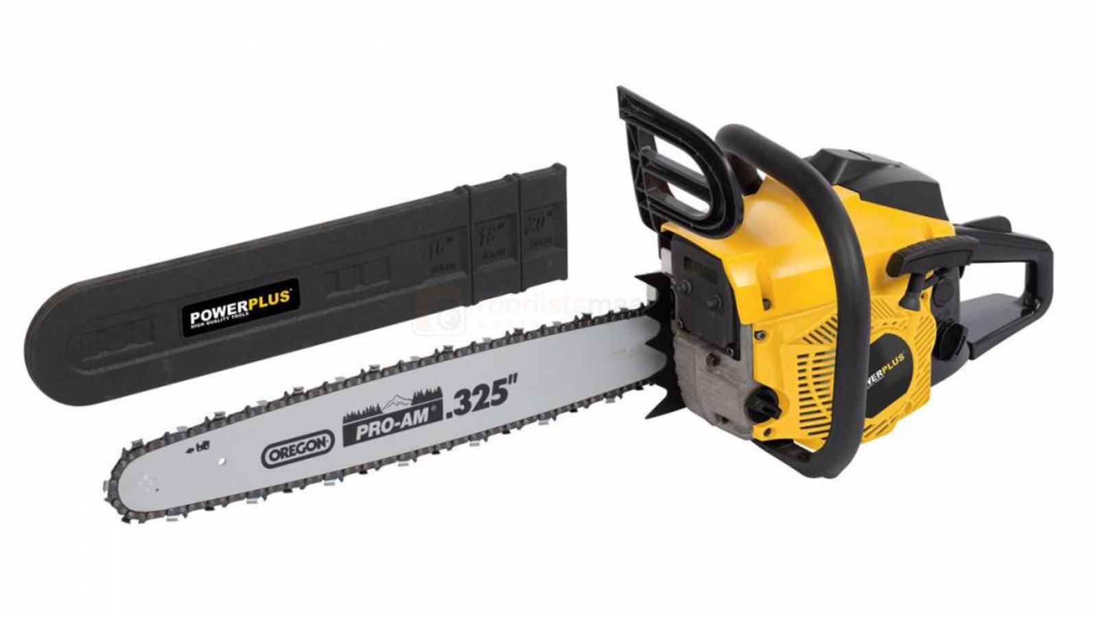 Pildil on kollane mootorsaag Powerplus POWXG10231 koos saeketi ja kaitsekilbiga.