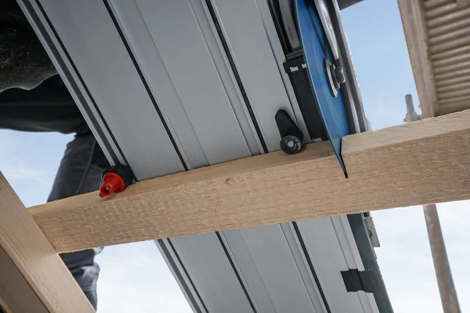 Pildil on näha Bosch ristlõike juhtsiin FSN 300 X, mis on kasutuses puidu saagimisel.