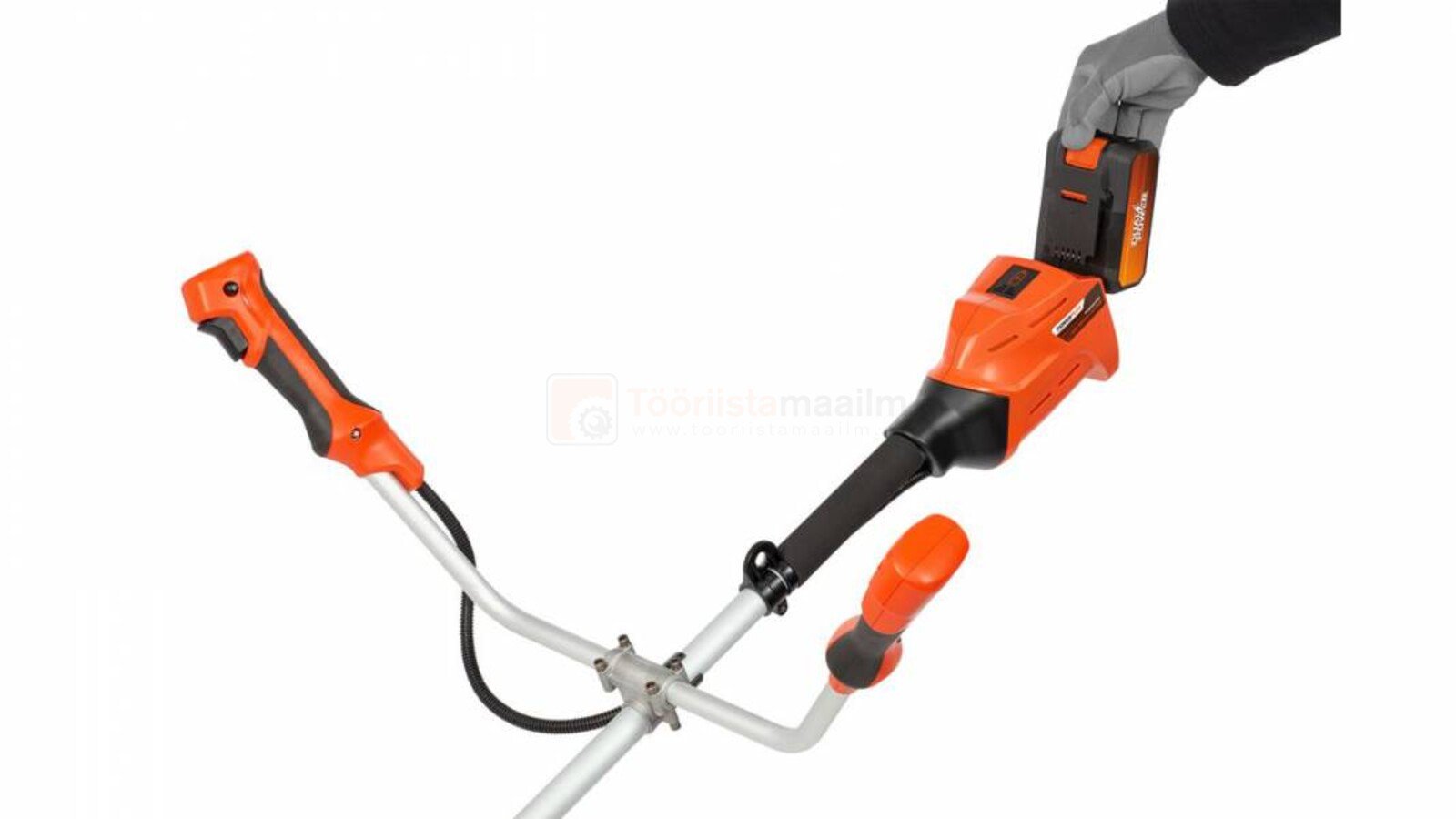 Pildil on näha Powerplus Dualpower akuga muru- ja võsatrimmeri osa, millel on näha käepidemed, mootor ja aku paigaldamise...