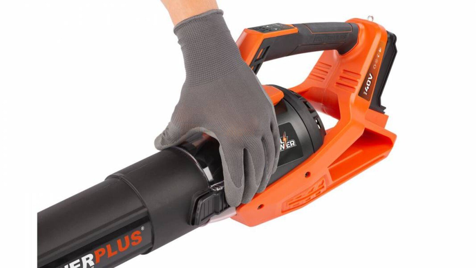 Pildil on näha lehepuhur Powerplus Dualpower, mille kasutaja hoiab käes.