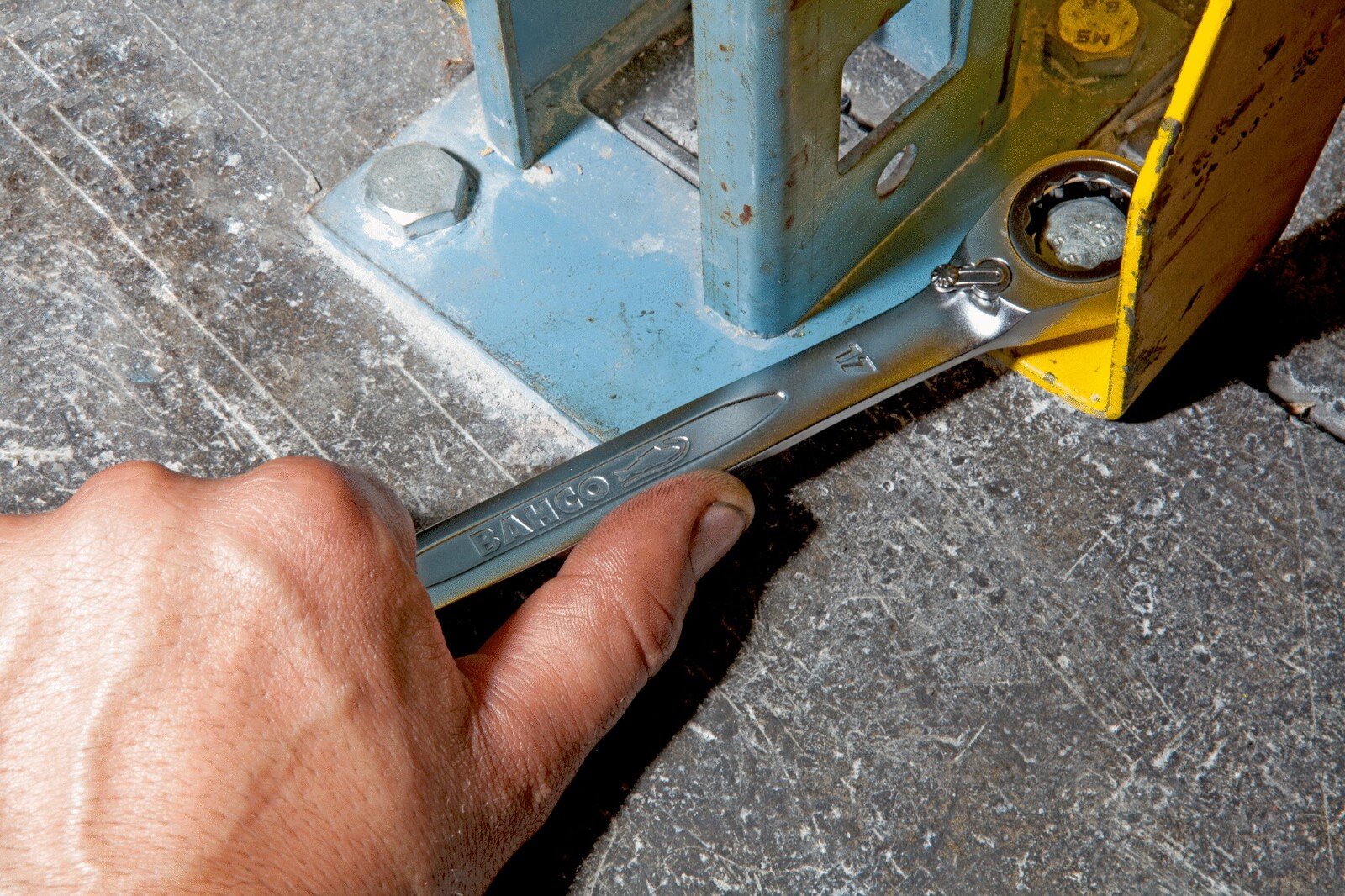 Pildil on näha, kuidas inimene kasutab Bahco narre-lehtsilmusvõtit, et keerata polti, mis on kinnitatud...