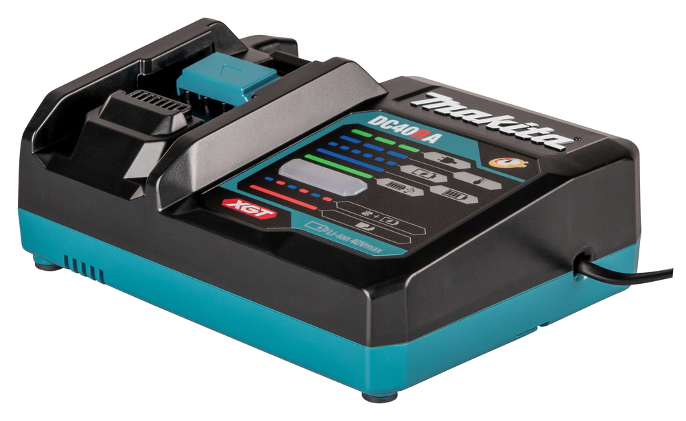 Pildil on Makita kiire akulaadija XGT DC40RA, mida näidatakse nurga alt.
