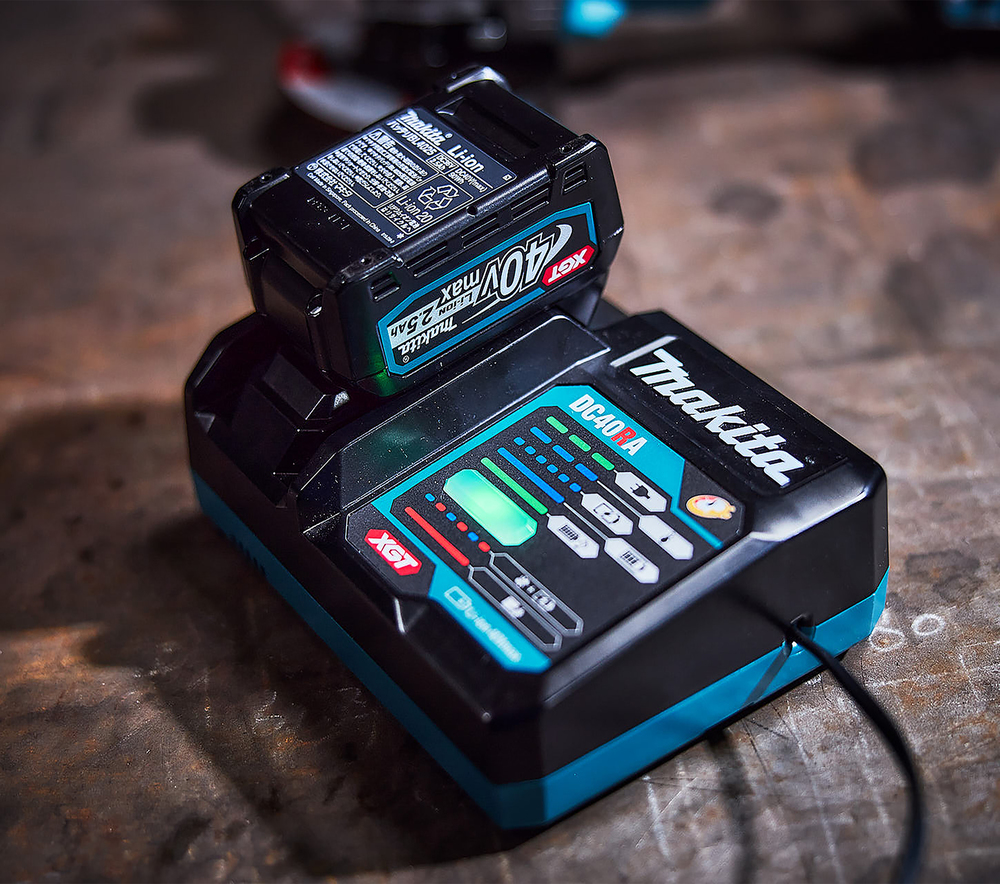 Pildil on Makita XGT DC40RA kiirlaadija, mille sees on 40V aku.