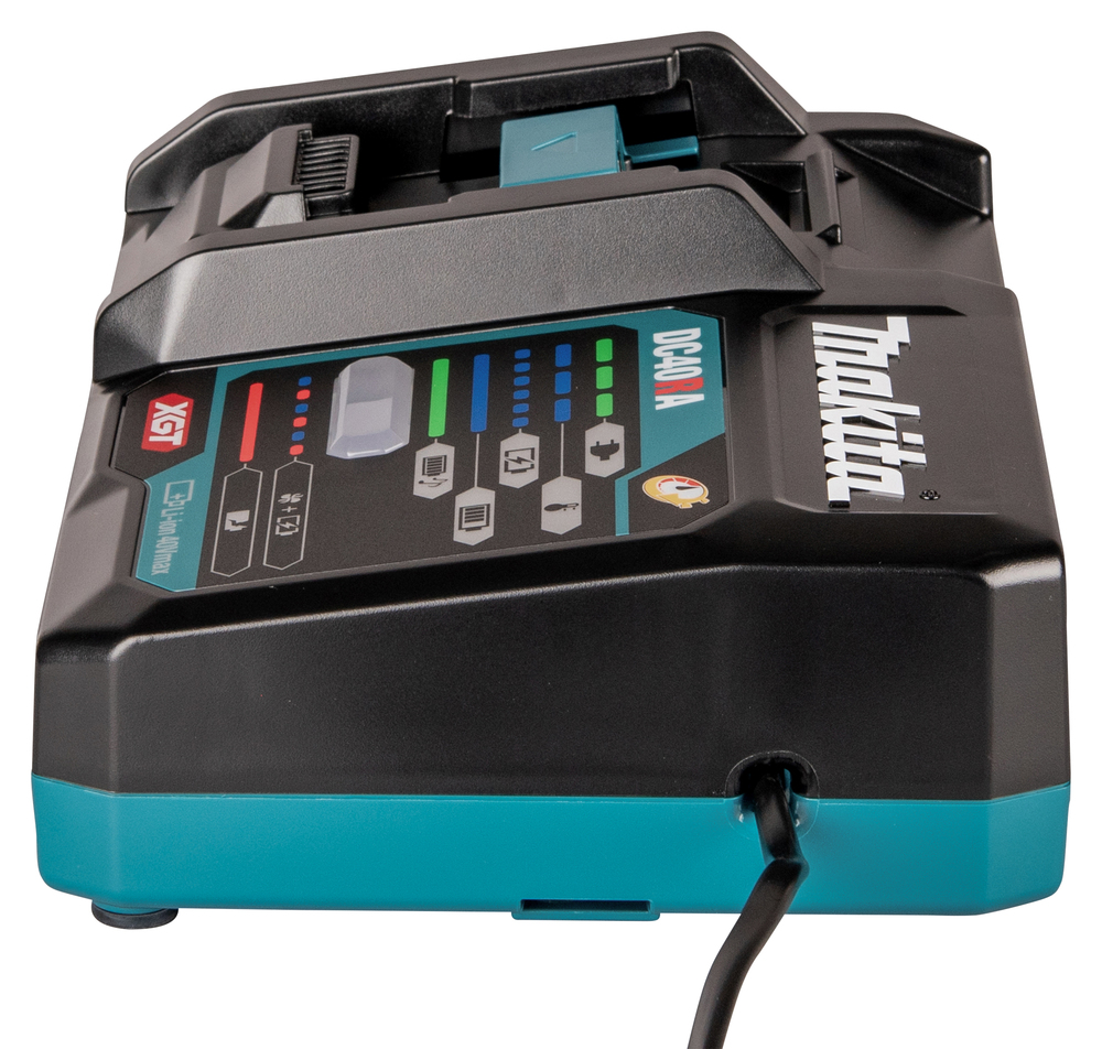 Pildil on Makita kiire akulaadija XGT DC40RA, mis näitab laadimisolekut ja -režiime.