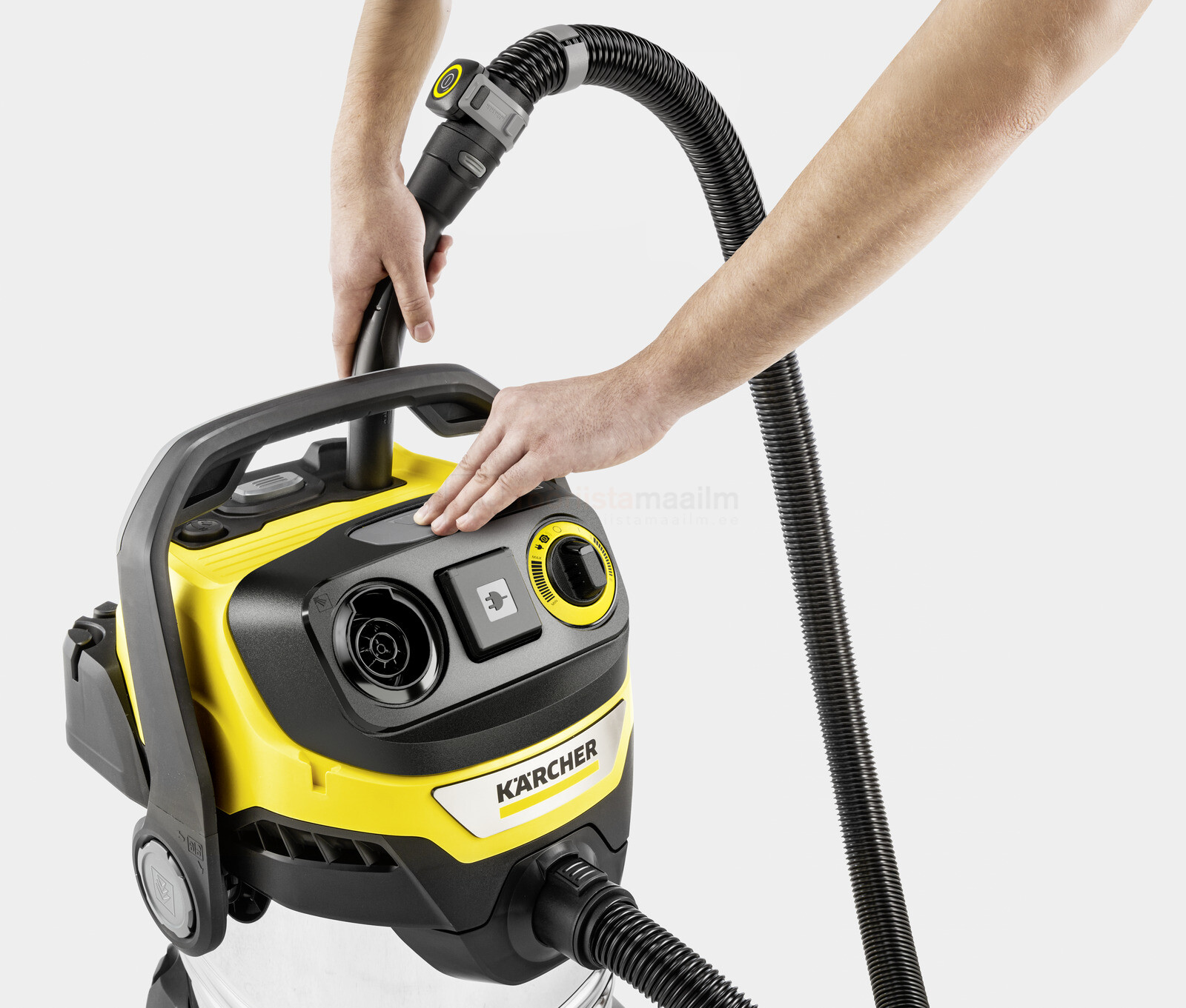 Pildil on näha, kuidas inimene ühendab Kärcheri vee- ja tolmuimeja WD 7 Control P S voolikut seadmega.