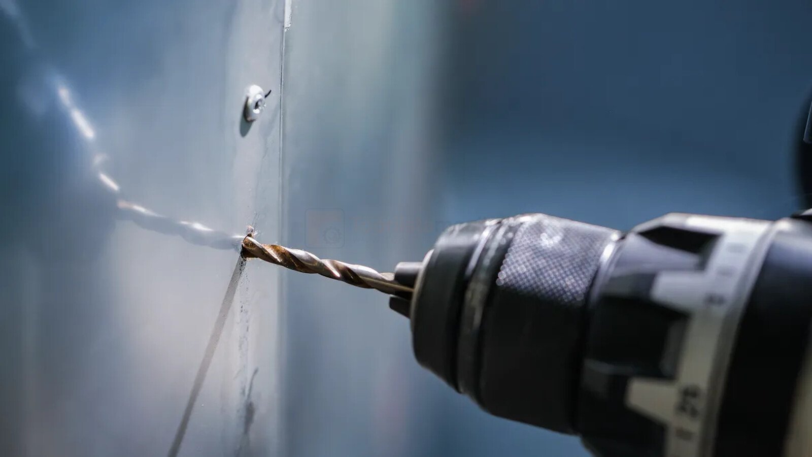 Pildil on näha, kuidas Bosch metallipuuride komplekti PRO Stainless Steel HSS-Co abil puuritakse metalli.