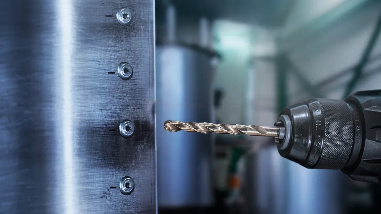 Pildil on näha Bosch metallipuuride komplektiga PRO Stainless Steel HSS-Co 1-10 mm, 19-osaline, millega puuritakse...