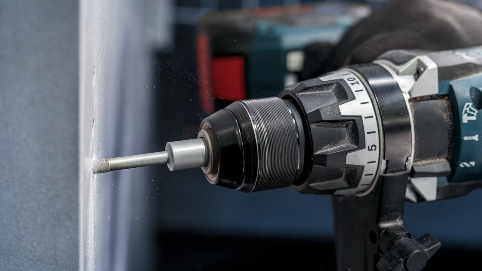 Pildil on näha, kuidas Bosch PRO Ceramic dry teemantkuivpuuriga puuritakse seina.