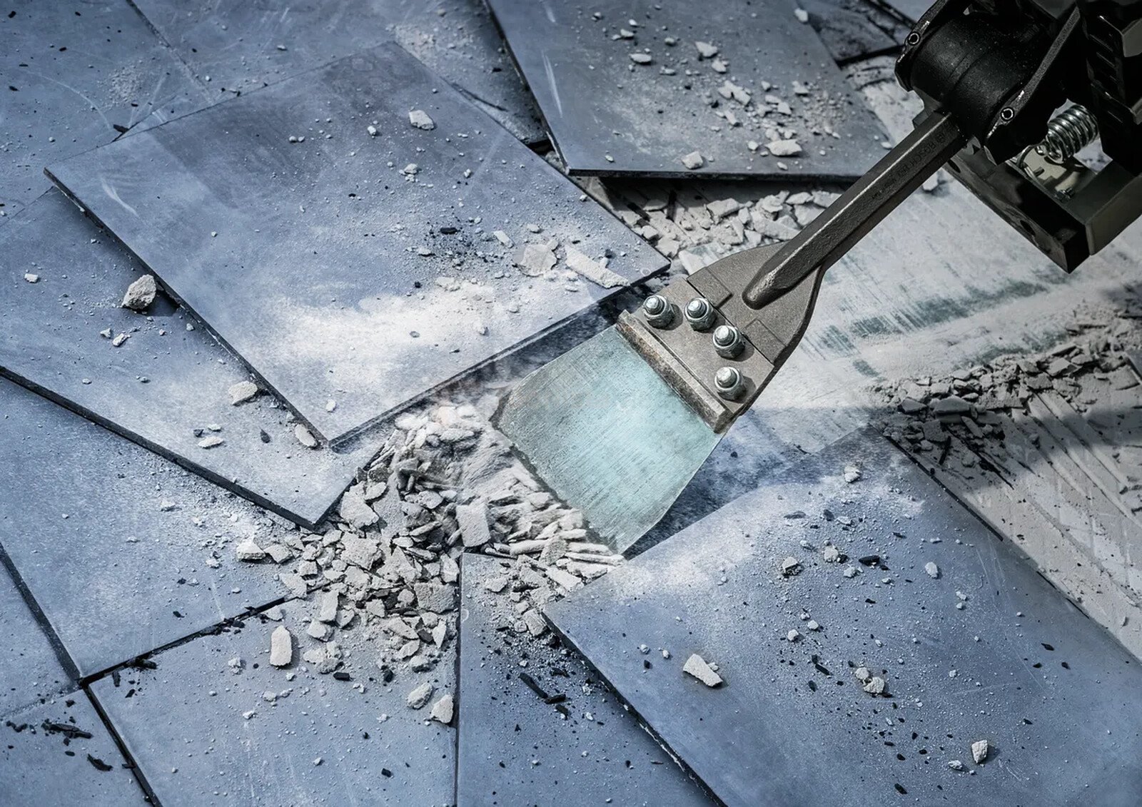 Pildil on Bosch põrandakaabits PRO, millega lõhutakse ja eemaldatakse põrandaplaate.