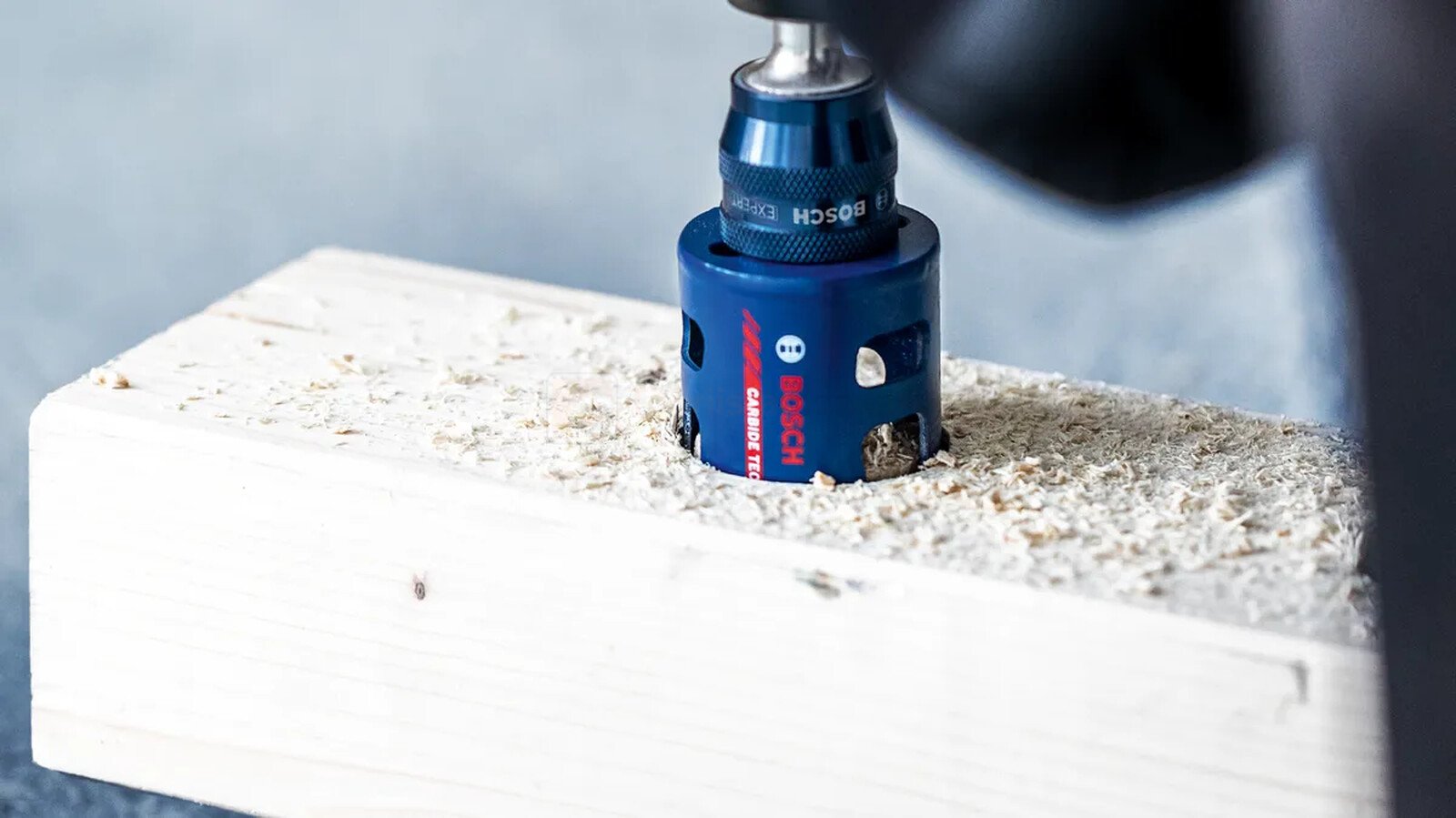 Pildil on Bosch EXPERT Construction Material augusaag, mis puurib puitu.