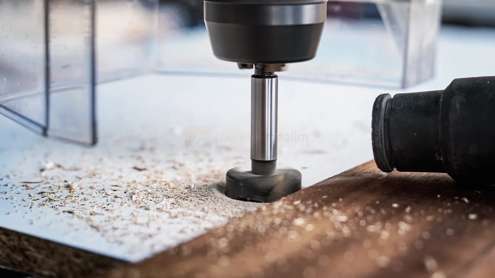 Pildil on näha Bosch oksapuuride komplekti EXPERT 15-35 mm, millega puuritakse puitu, tekitades saepuru.