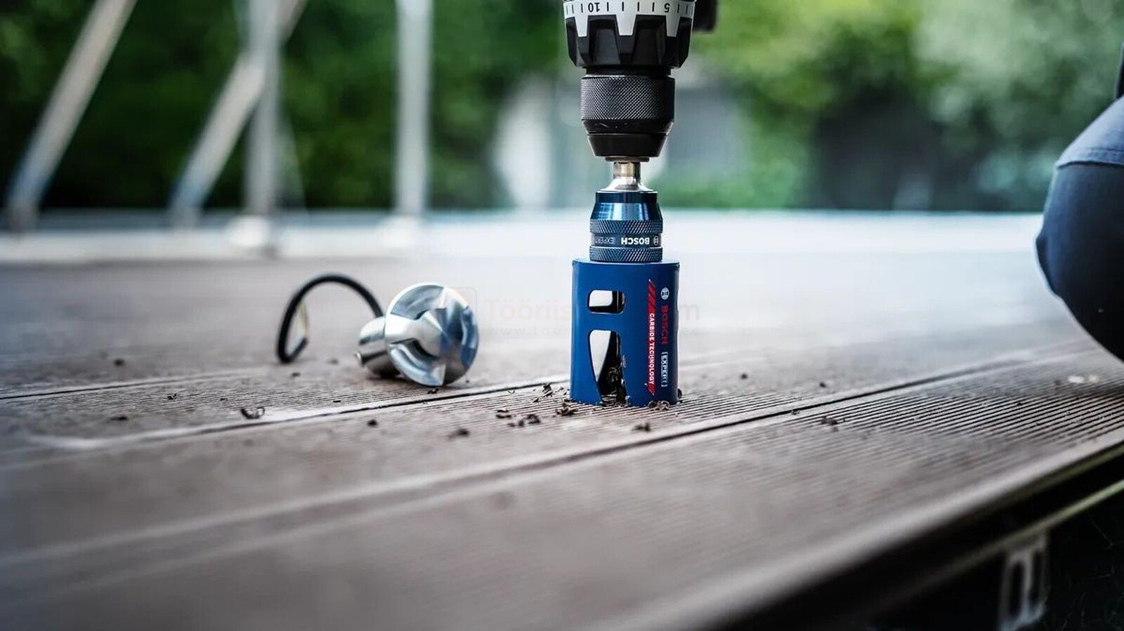 Pildil on Bosch augusaagide komplekt EXPERT Construction Material, mida kasutatakse puidu sisse augu tegemiseks, näidates...