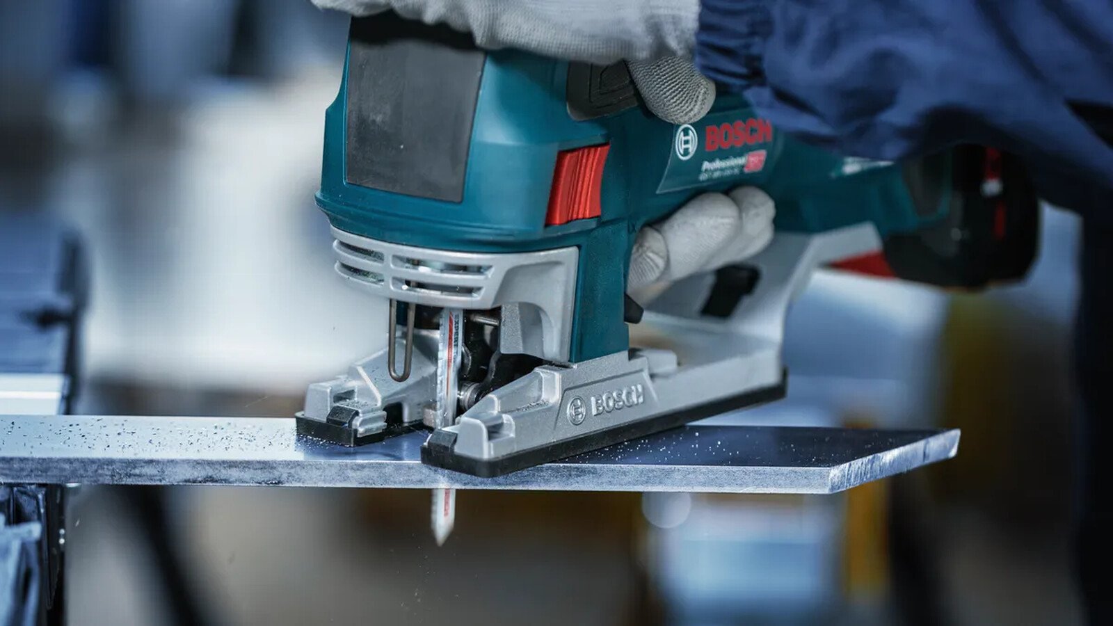 Pildil on näha, kuidas keegi kasutab Bosch tikksaega metallplaadi lõikamiseks.