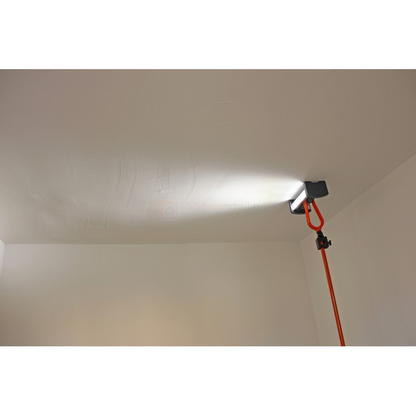 Pildil on näha Edma akulamp, mis valgustab viimistluspinna inspektsiooniks seina ja lage.