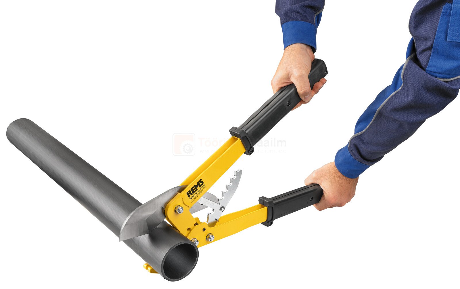 Pildil on näha, kuidas mees lõikab REMS torulõikuriga ROS P 75 P halli toru.