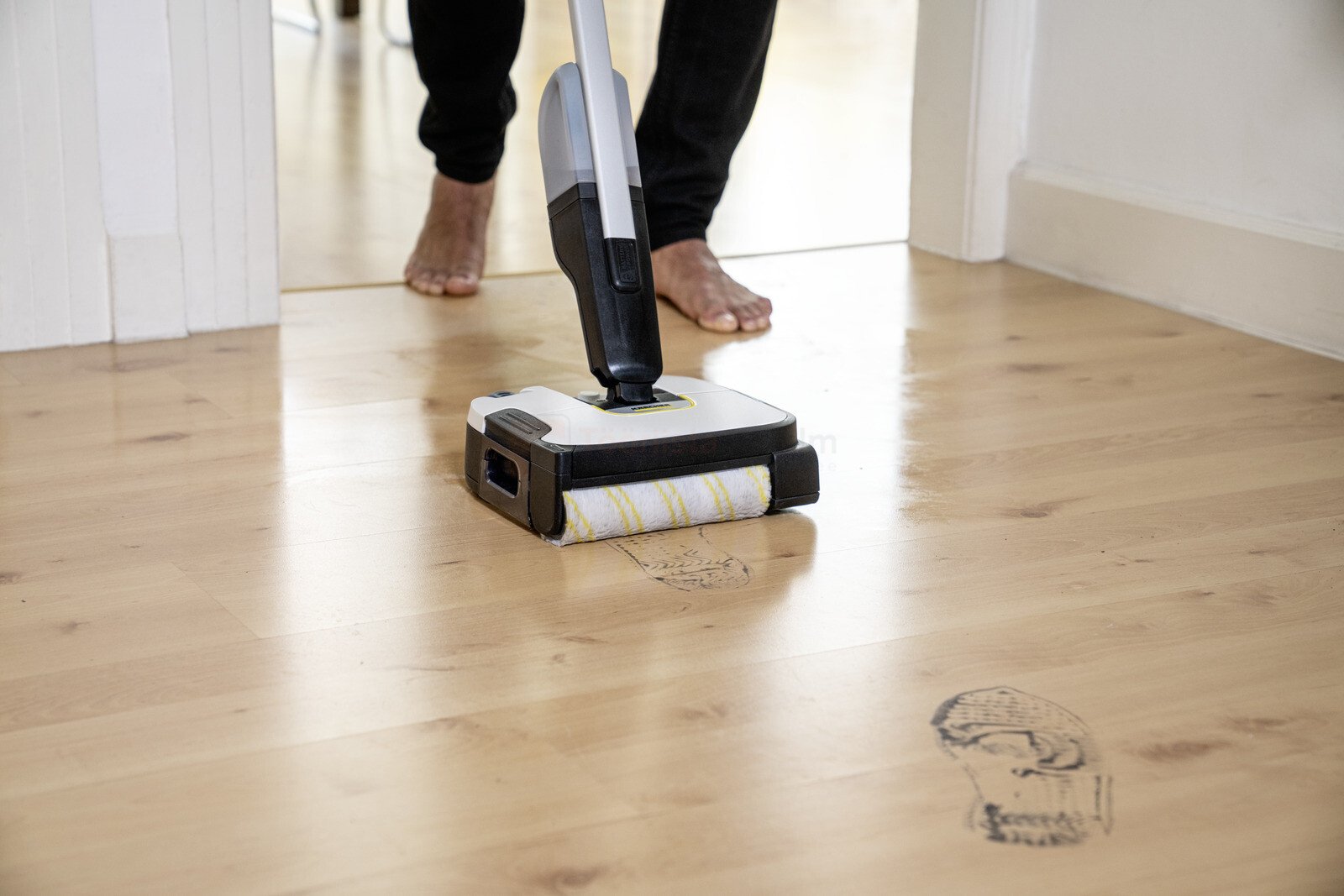 Pildil on näha, kuidas inimene kasutab Kärcheri universaalset rullikut põrandapesumasinale FC 2-4, et puhastada...