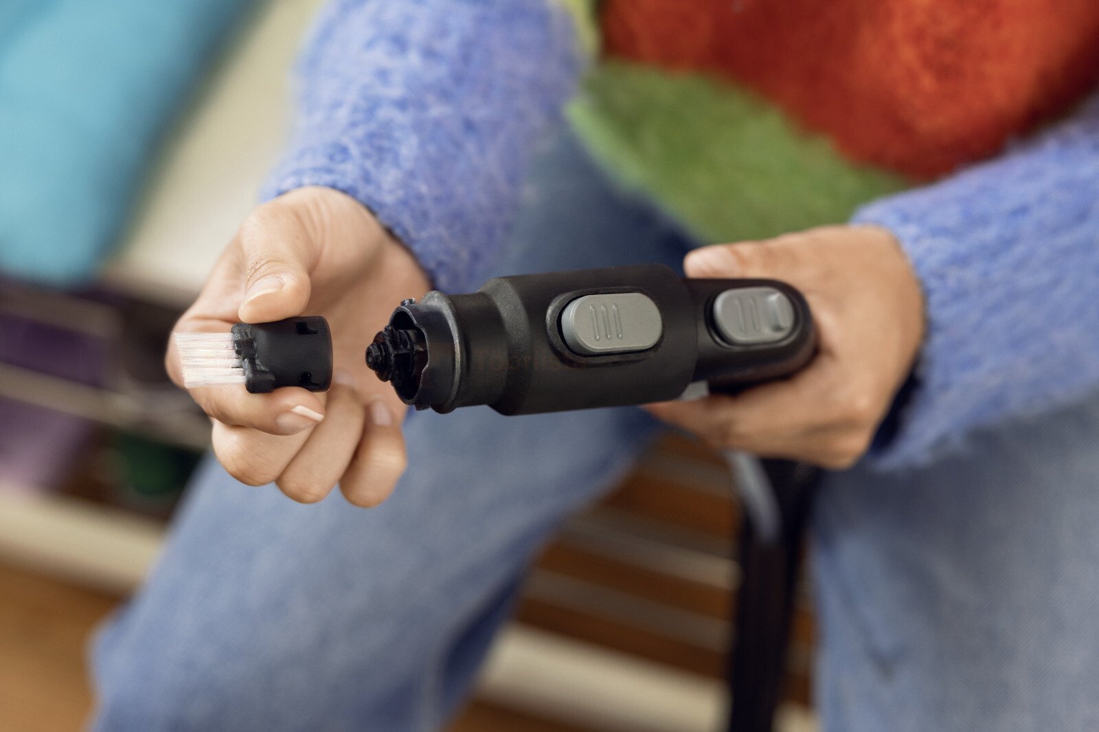 Pildil on näha, kuidas inimene ühendab Kärcher Shoe!Cleaner otsikute komplekti SE tekstiilipesurile.