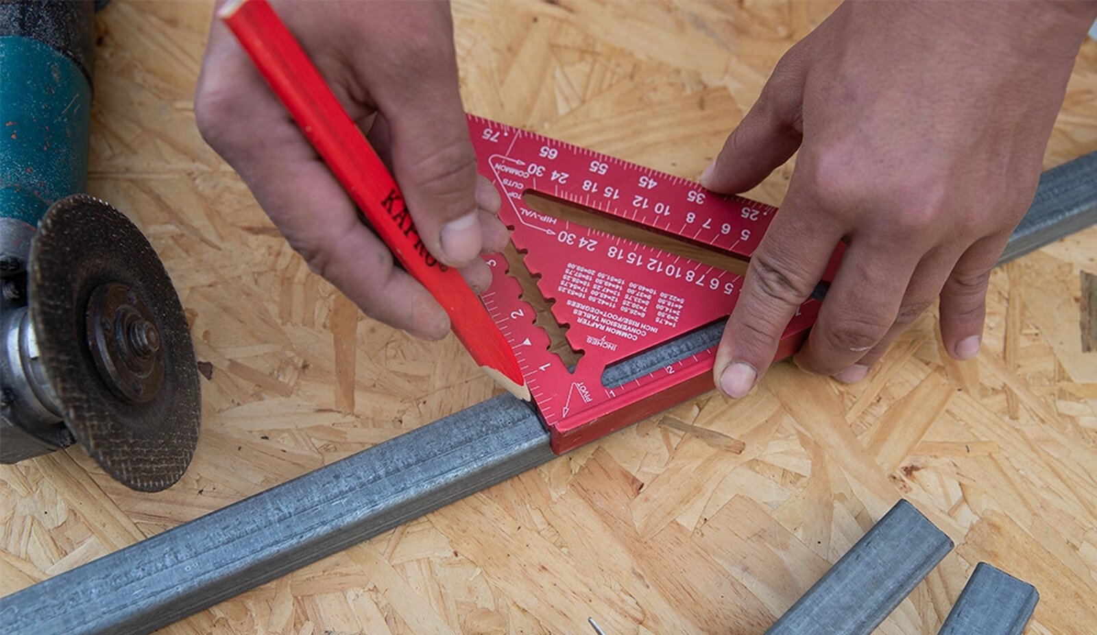 Pildil on näha, kuidas mees kasutab Kapro puusepa nurgikut 300 mm metallprofiilile joone tõmbamiseks.