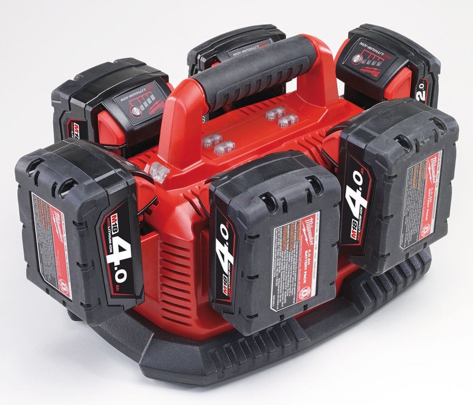 Pildil on Milwaukee M1418C6 akulaadija, mis laeb korraga kuut M18 akupakki.