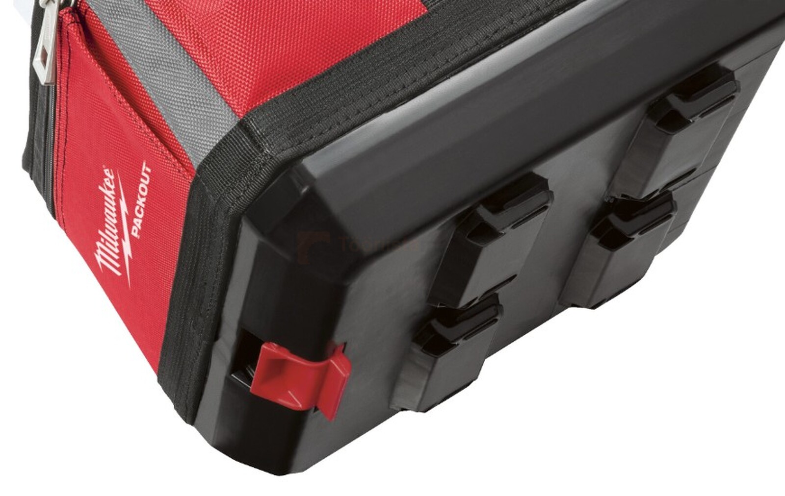 Pildil on Milwaukee PACKOUT™ 25cm kandekoti nurk, kus on näha punast ja musta värvi materjali, kinnitusklambreid ja koti...