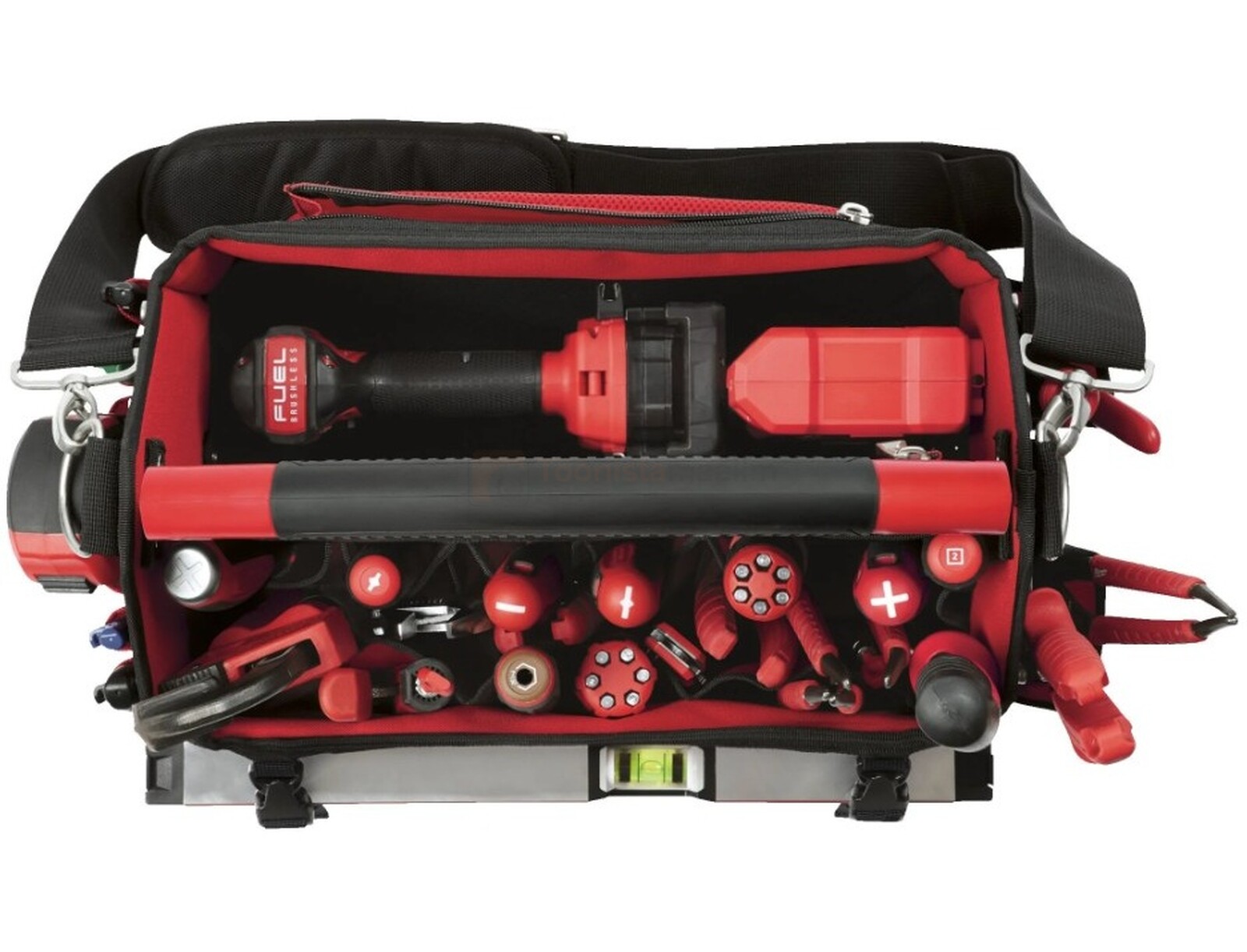 Pildil on Milwaukee PACKOUT™ 40cm kandekott tööriistadele, mis on täidetud erinevate tööriistadega, sealhulgas akutrell...