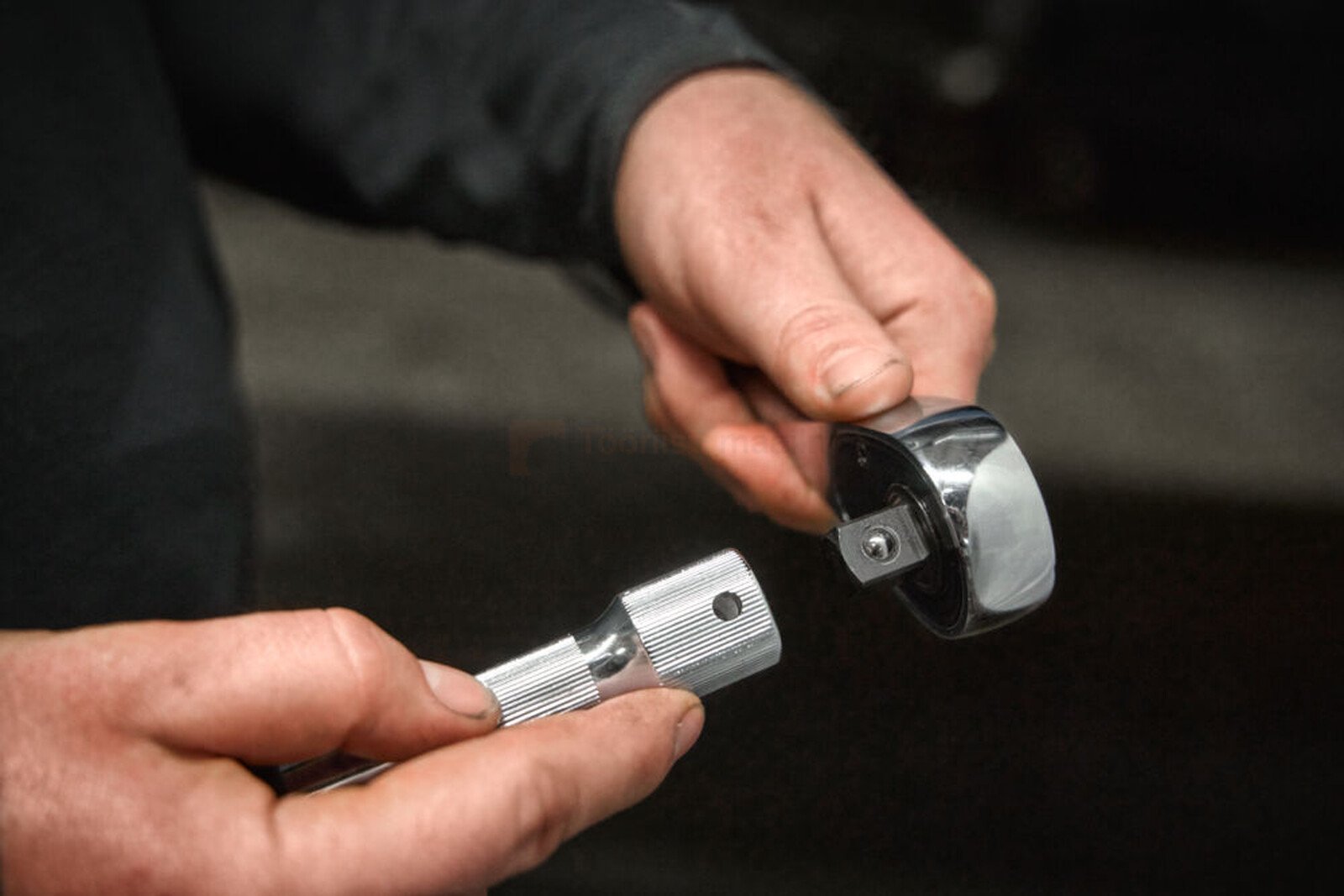 Pildil on näha, kuidas inimene ühendab Milwaukee 1/4" pikendust ja rätsat.