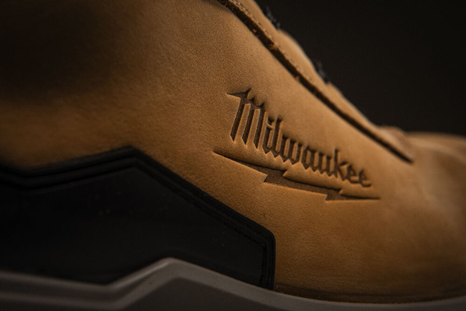 Pildil on detailne vaade Milwaukee turvasaapa Flextred™ S3S 1M171311 ESD FO SR küljele, kus on näha brändi logo ja saapa...