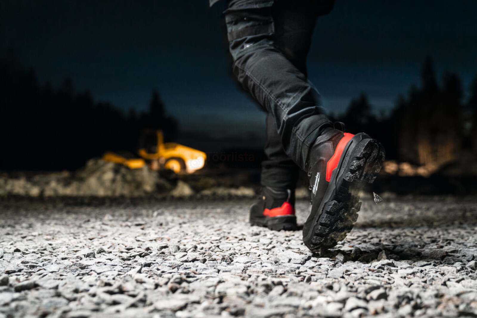 Pildil on näha Milwaukee turvasaapad Armourtred™ S3S 1M110111W ESD HRO SC FO LG SR, mis on kantud tumedas keskkonnas, kus...