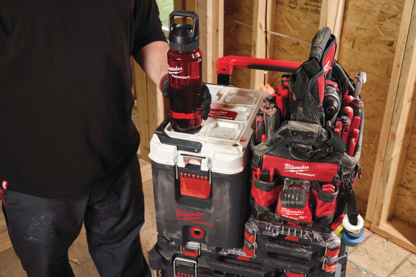 Milwaukee plastpudel PACKOUT™ 1005 ml, punane 2