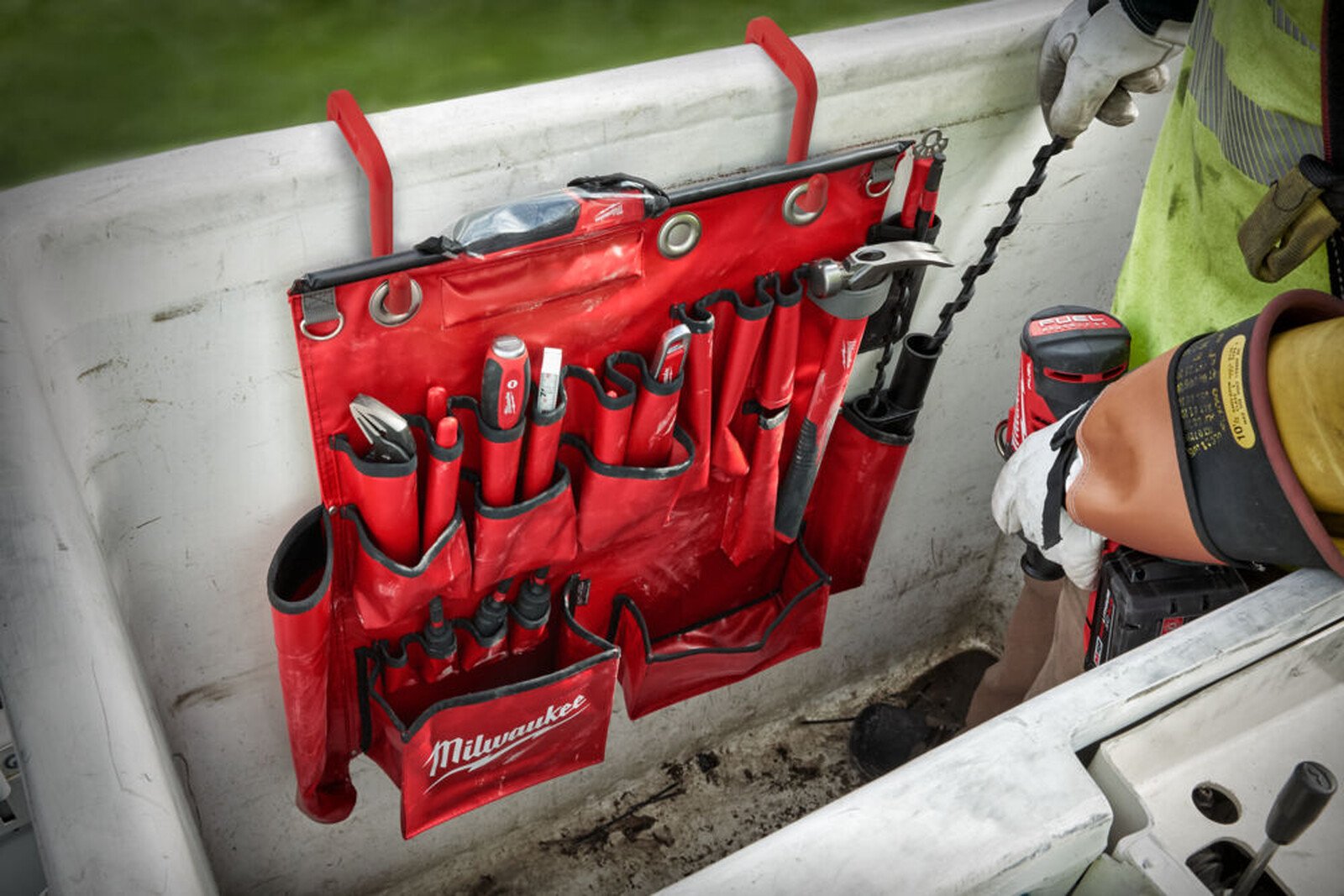 Pildil on Milwaukee tööriistapõll, mis on kinnitatud valgele pinnale ja sisaldab erinevaid tööriistu, mida kasutab tööl...