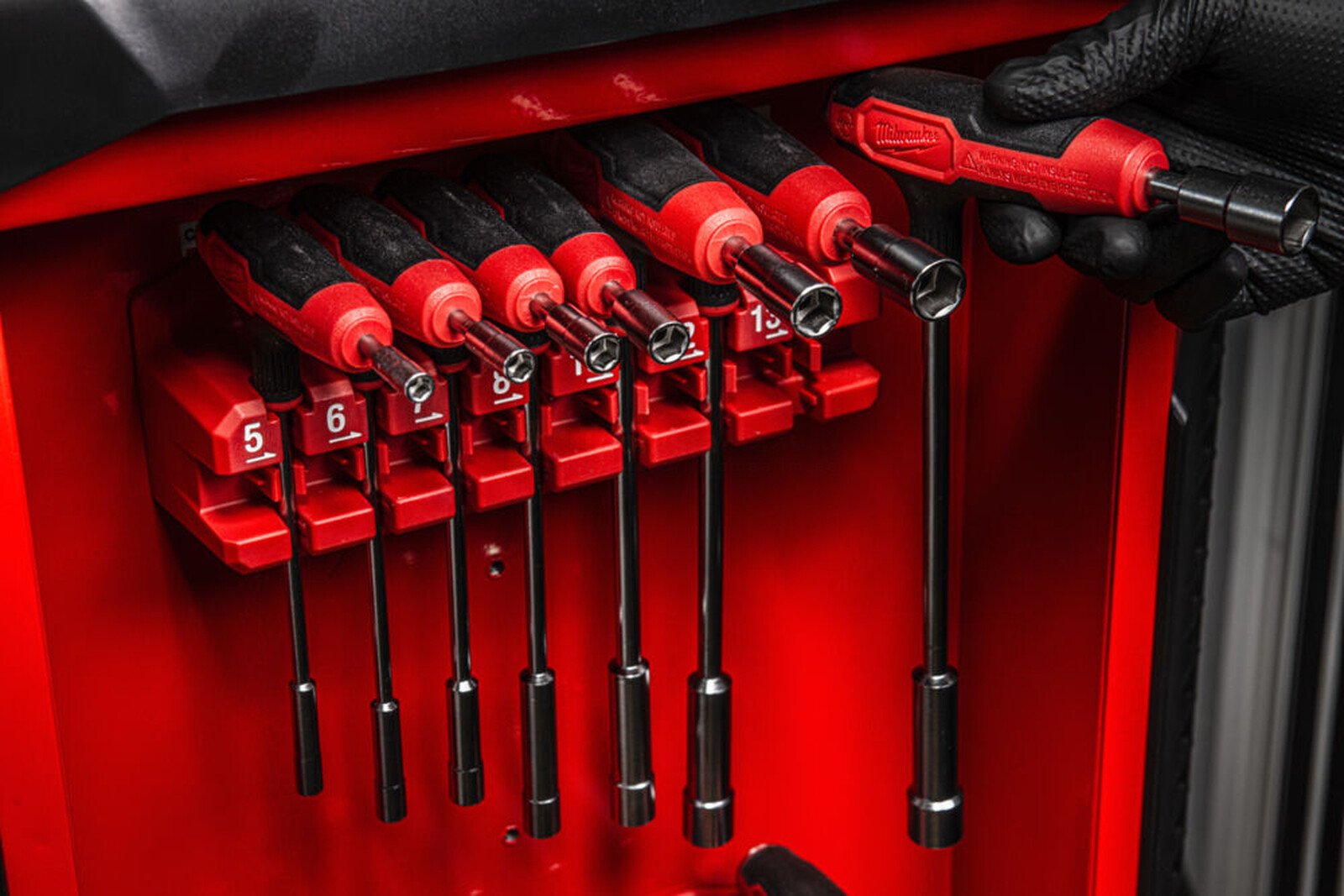 Pildil on Milwaukee padrunvõtmete komplekt Comfort 5-13 mm, 7-osaline, mis on paigutatud punasele tööriistakastile.