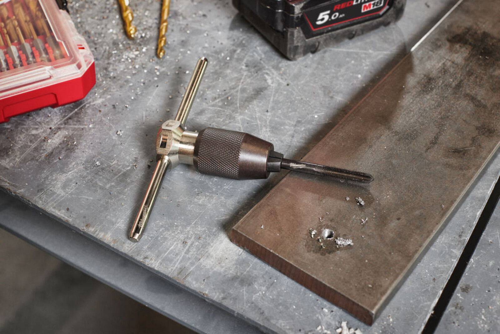 Pildil on Milwaukee keermestajate komplektiga tehtud töö, kus keermestaja on kinnitatud T-käepidemega tööriista külge, et...