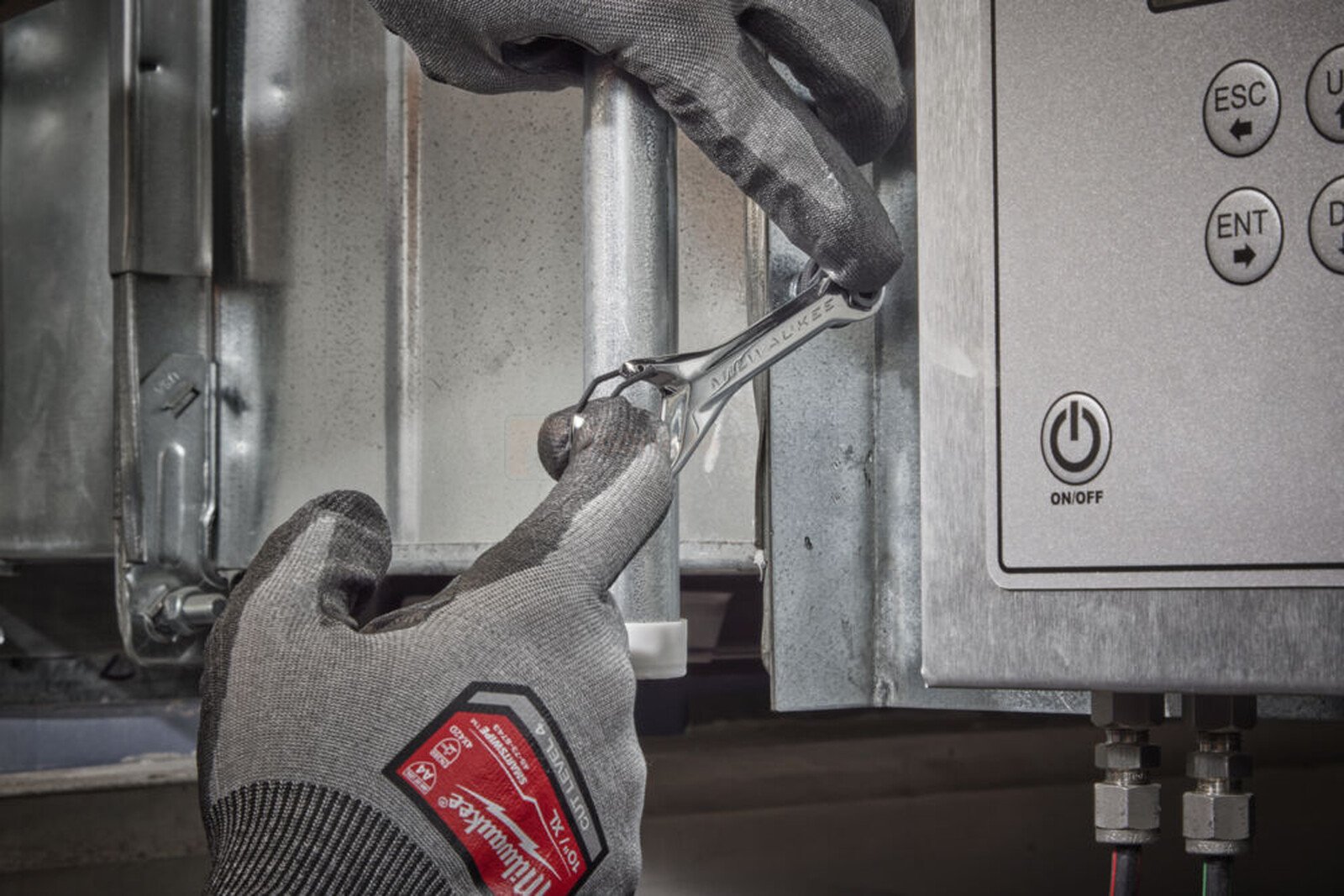 Pildil on näha, kuidas Milwaukee mininarre komplektiga 1/4" 7in1 kruvi keeratakse.