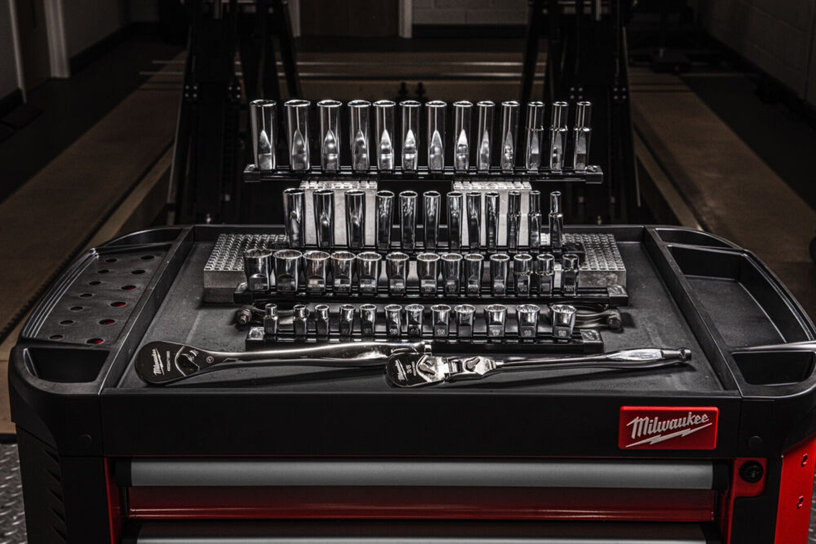 Pildil on Milwaukee tööriistakast, mis on täidetud erinevate tööriistadega, sealhulgas Milwaukee pikkade 12-kant...
