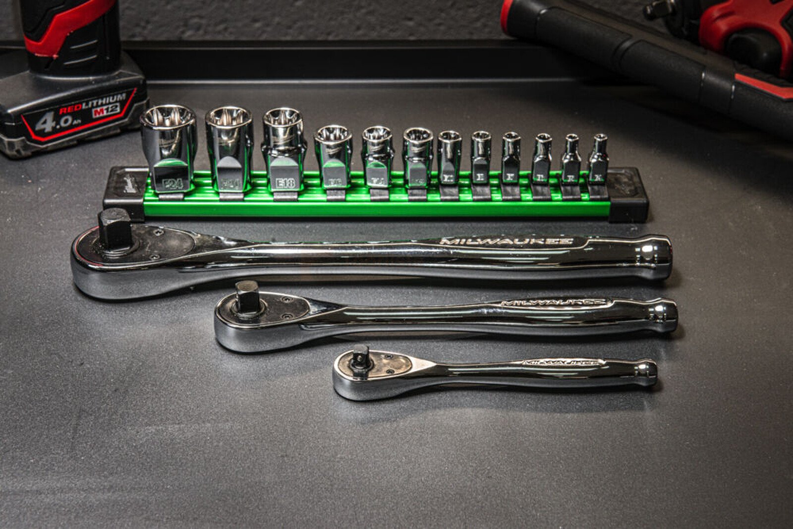 Pildil on Milwaukee E-Torx padrunite komplekt, mis sisaldab erineva suurusega padrunitega riiulit ja kolme erineva...