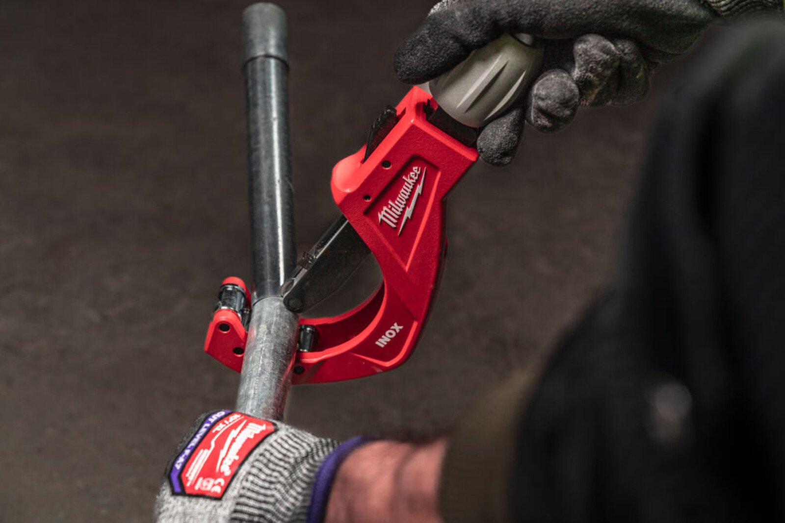 Pildil on näha, kuidas inimene lõikab Milwaukee torulõikuriga 3-42 mm INOX toru.