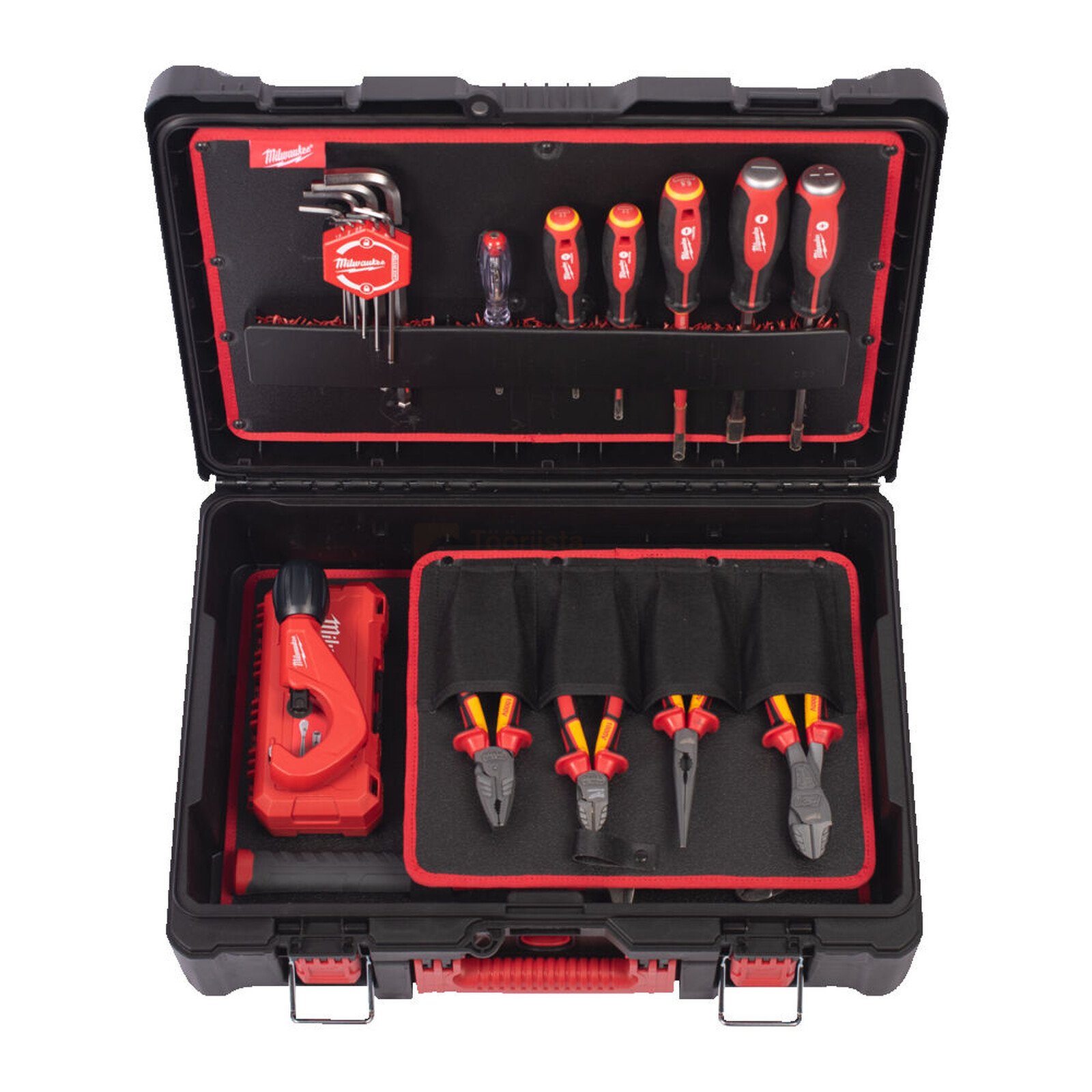 Pildil on avatud Milwaukee PACKOUT™ tööriistakomplekt, mis sisaldab erinevaid tööriistu nagu kruvikeerajad, tangid ja...